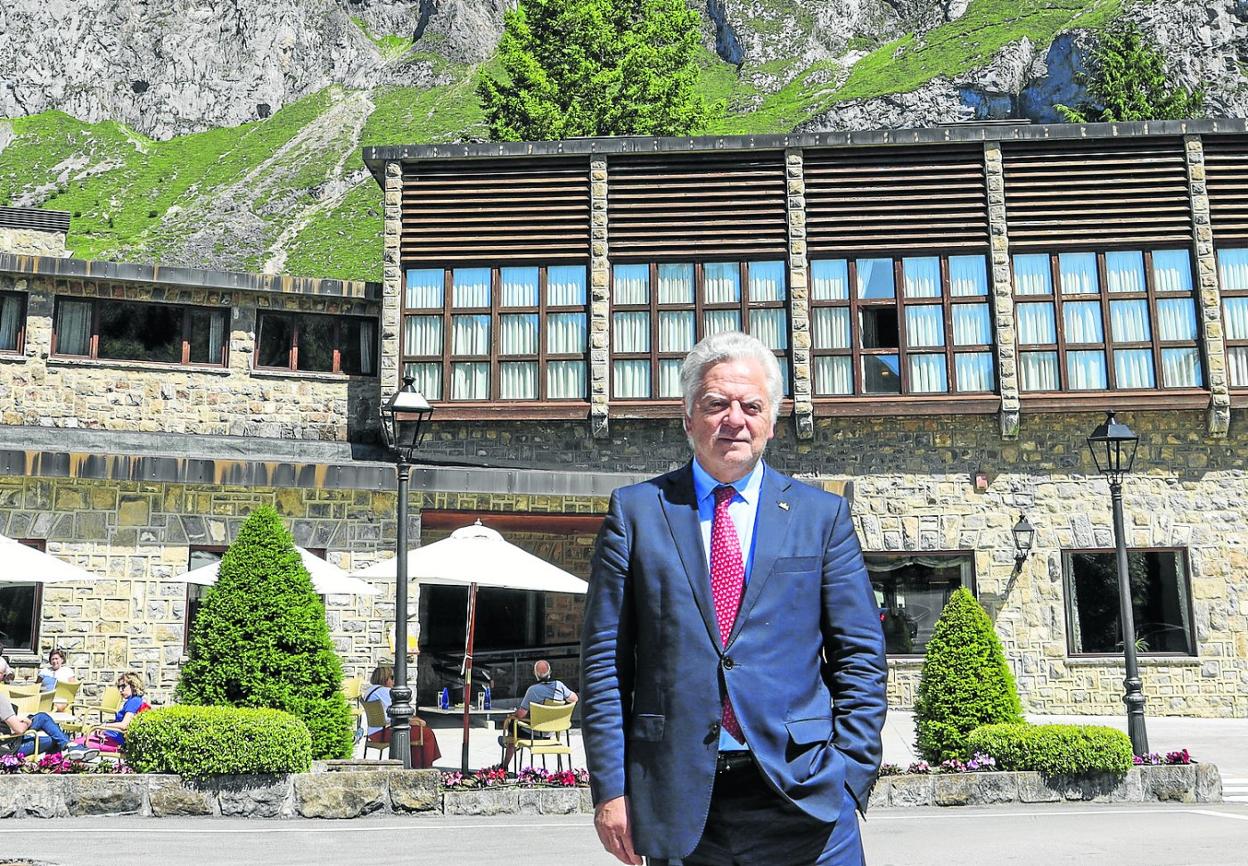 Florentino García, frente al Parador de Fuente Dé, al pie de los Picos de Europa. 