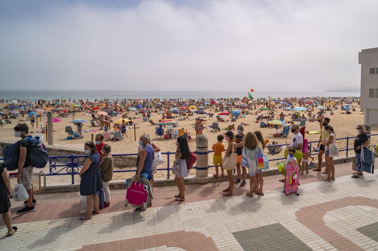 Colas para acceder ayer a la Segunda del Sardinero. 