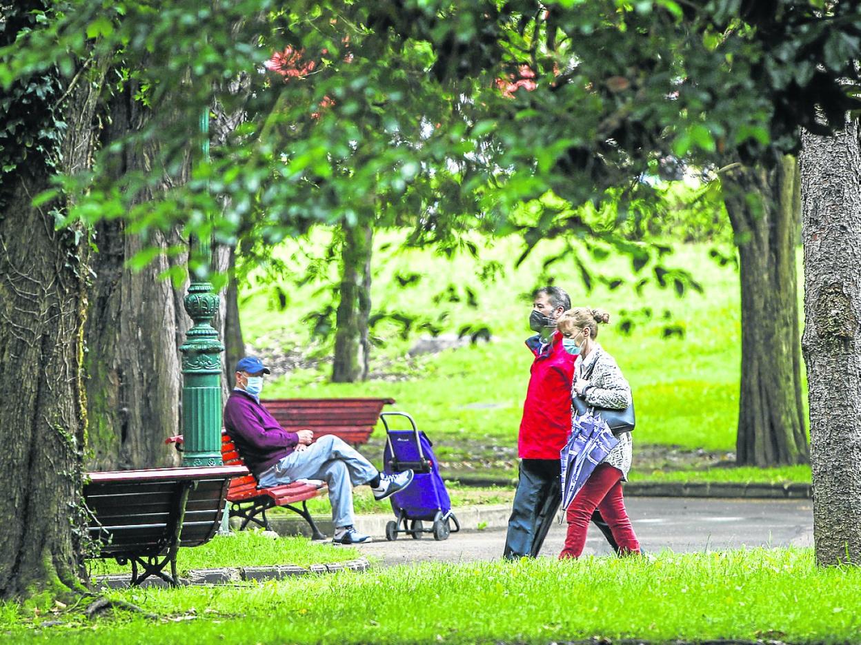 Varias personas disfrutan del parque Manuel Barquín, ubicado en el centro de la ciudad.