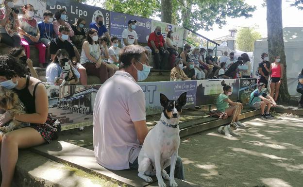 u El desfile canino se desarrolló en la bolera de Oruña y generó gran afluencia de visitantes, que hicieron uso de la mascarilla.