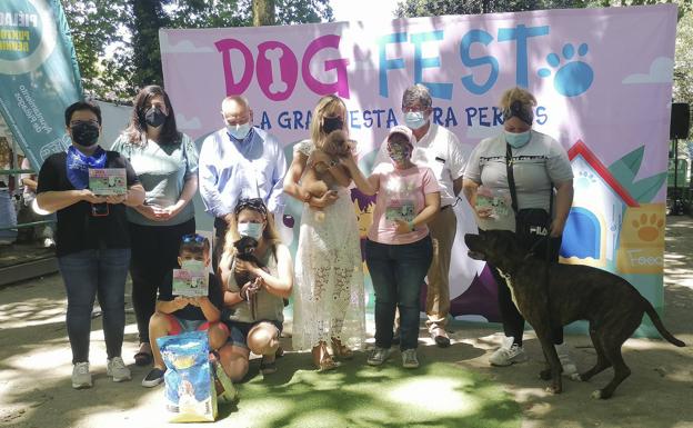 u La alcaldesa, Verónica Samperio, junto a otros concejales, participó en la entrega de premios del concurso canino.