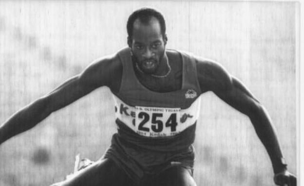 Edwin Moses, en plena carrera.