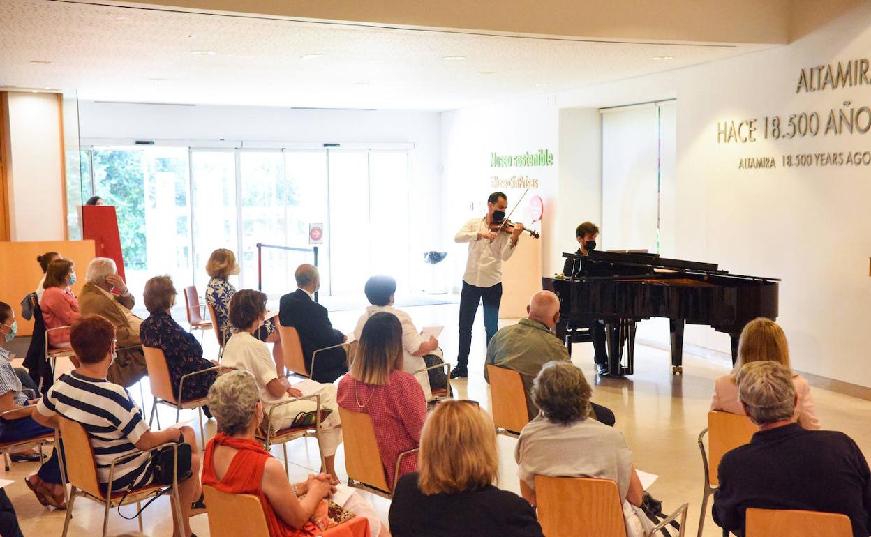 Con un recital de piano, viola y violonchelo, el Encuentro de Música y Academia se sumó el pasado sábado al veinte aniversario del Museo de Altamira. La actuación tuvo lugar en las instalaciones del centro con un programa que incluyó obras de Schubert, Dvorák, Sarasate y Camille Saint-Säens.