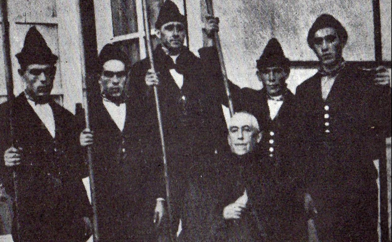 D. Víctor Madrazo rodeado de pasiegos 