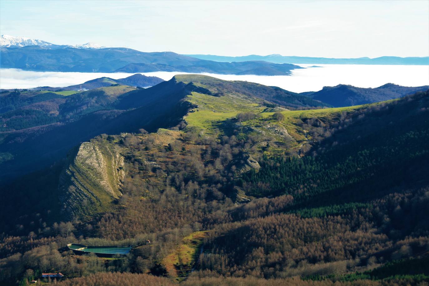 El agua es un elemento vertebrador y constructor del paisaje de Gorbeia. Ha moldeado su suelo calizo y configura decenas de arroyos, cascadas, saltos y nacederos tan importantes como el del Baias, a los pies de Peña Urratxa. El ser humano ha dejado en este caso su huella en forma de embalses. Hasta tres hay en sus faldas: Undurraga, Lambreabe o Iondiagorta, ambos en Zeanuri, y Zubialde, en Murua (Zigoitia). El de Iondiagorta, destinado a la producción eléctrica y situado a 750 metros de altitud, es además el más alto de Bizkaia y da acceso a la meseta de Arimegorta, uno de los parajes más bellos y singulares del Parque Natural.