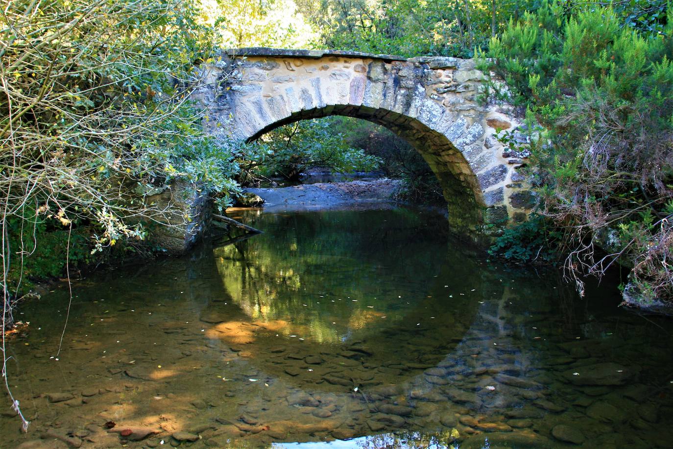 El río Baias es el cauce más importante de los que surcan Gorbeia. Nace a casi mil metros de altura, bajo la Peña Urratxa, desciende como arroyo por el barranco de Padrobaso y a la altura del puente Arkarai se funde con el Larreakorta para formar el Baias propiamente dicho, que muere en el Ebro 64 kilómetros más tarde, a la altura de Miranda. El puente Arkarai, como los de Igatz, Arlobi y Aldarro, son viaductos levantados por carboneros y pastores para evitar las crecidas del Baias camino de sus bordas. Construido en un solo arco de medio punto, en su sencillez radica su belleza.