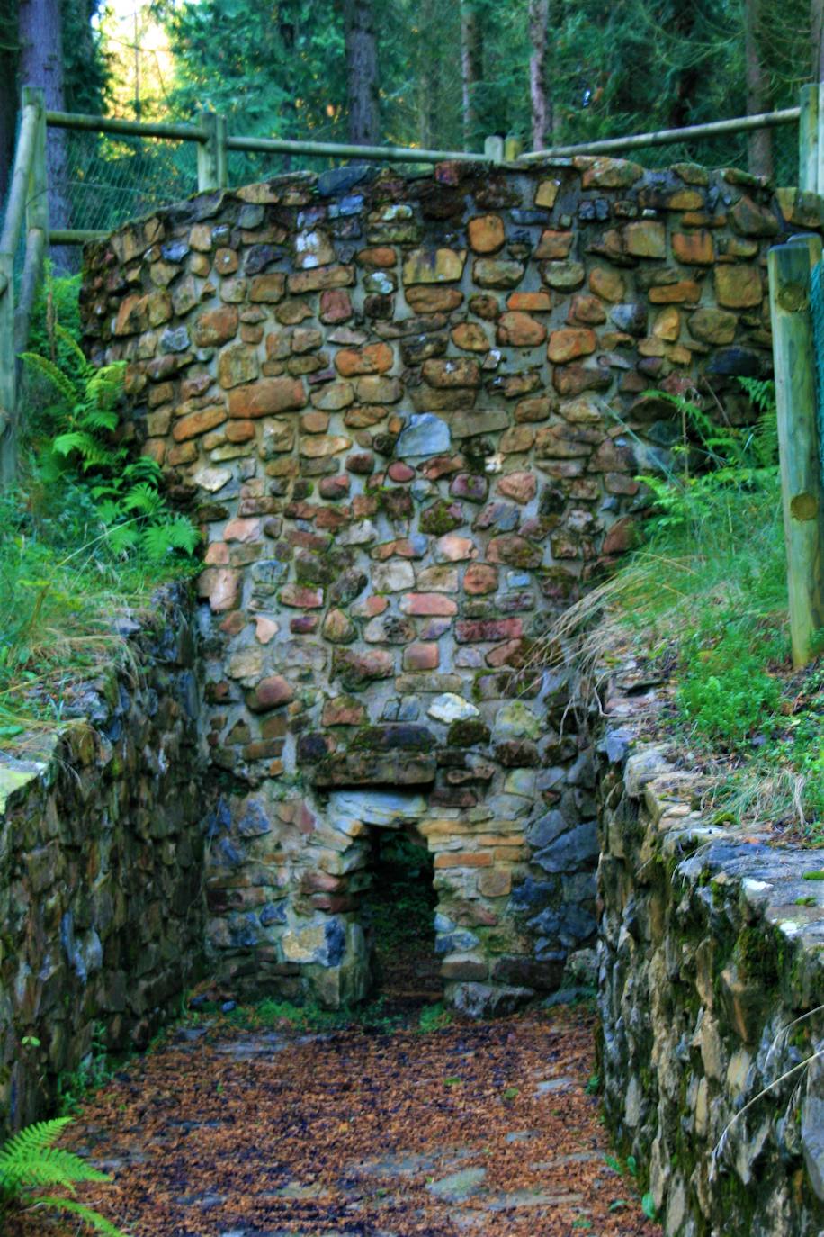 La roca caliza, abundante en el macizo del Gorbeia, se utilizaba para la construcción y para la elaboración de cal. El proceso de obtención de cal se realizaba en unos hornos llamados 'caleros', construidos normalmente aprovechando las paredes naturales de los taludes, sobre un entramado de madera y revestidos de piedra. El horno se rellenaba con bloques de roca caliza, dejando unos huecos entre ellos. Posteriormente se encendía el fuego, que debía alimentarse continuamente durante dos o tres días hasta que el humo se tornarba blanco, lo que indicaba la conversión de la roca en cal viva. Para que la cal tuviera mayor provecho se rebajaba su potencia añadiéndole arena y agua, produciendo así cal muerta. Su utilización era muy extensa. Desde la construcción, la agricultura (como abono y para proteger los árboles de los insectos), la ganadería (para curar heridas de las patas de los animales) hasta la conservación de huevos.