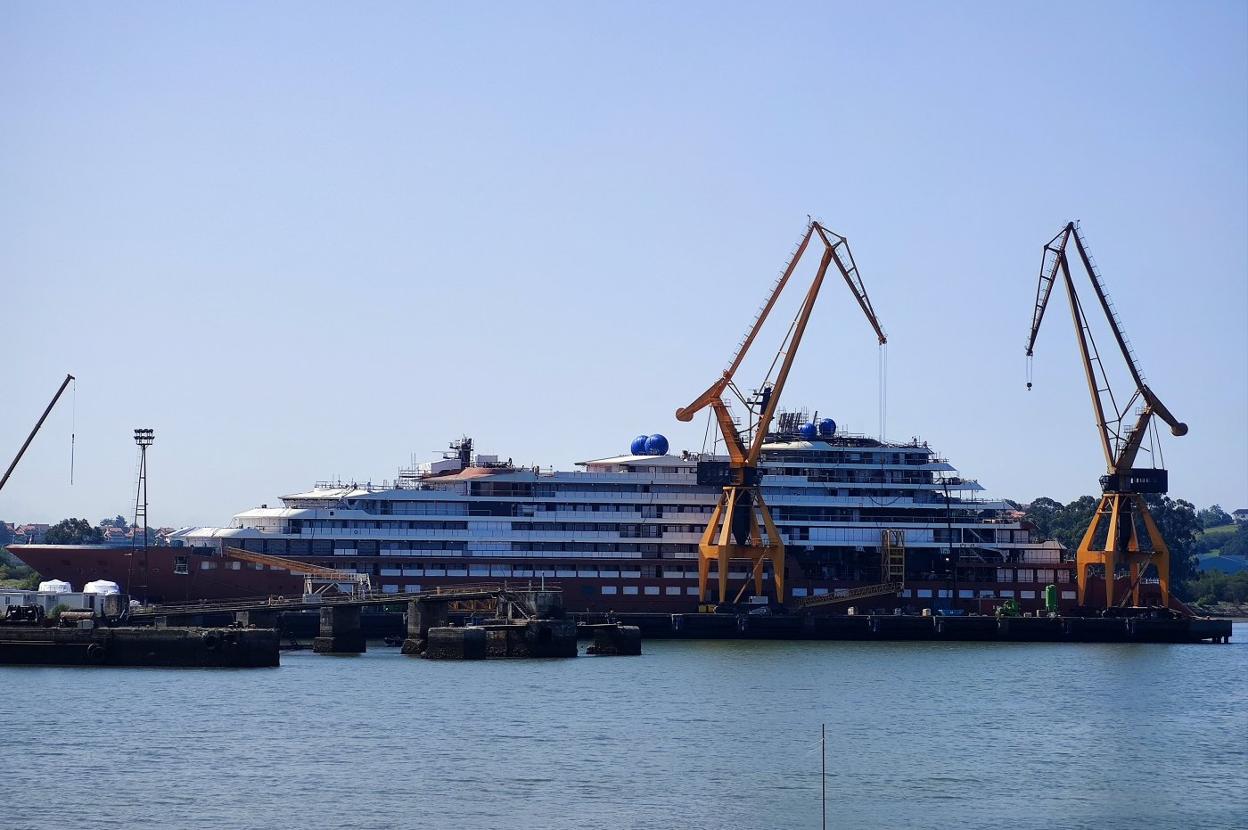 El 'Evrima', ayer en los muelles de Astander, en El Astillero. 