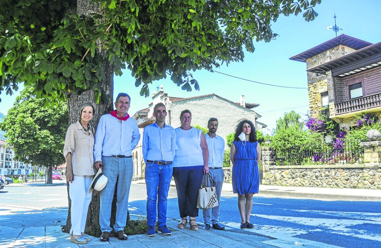 El embajador y su mujer hicieron una visita guiada en la que conocieron la historia y los lugares de interés de Ampuero. 