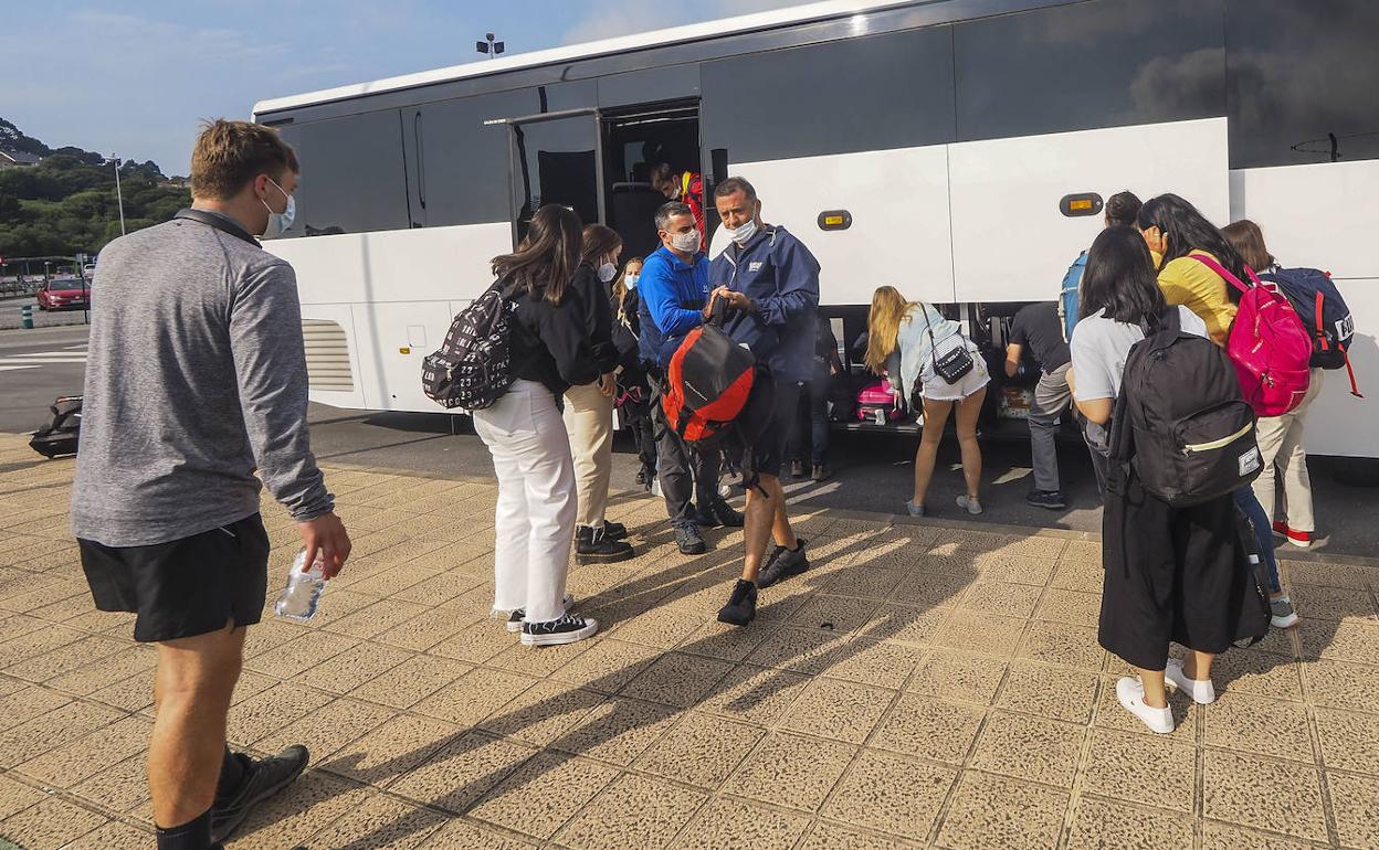 Los pasajeros, que tenían previsto aterrizar en Santander sobre las 08,50 horas, han llegado al Seve Ballesteros en dos autobús como alternativa tras el desvío del vuelo a Bilbao