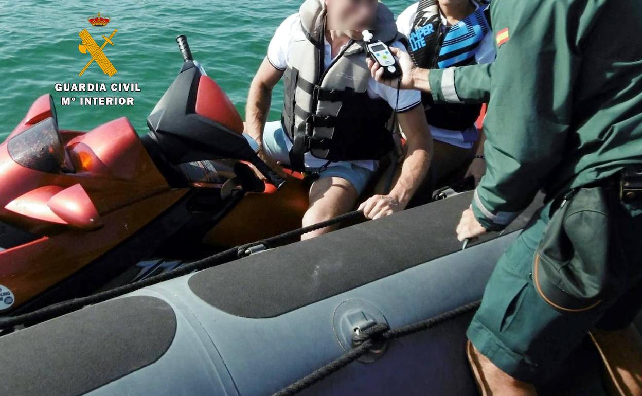 Imagen de un control realizado por la Guardia Civil al conductor de una moto de agua.