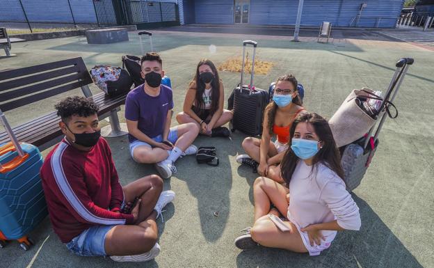 Ellian Klynger, Alejandro Zubeldia, Sara Quiles, Laura Martín y Estíbaliz Férnandez esperaban esta mañana a las puertas del aeropuerto para poder volar a Mallorca 