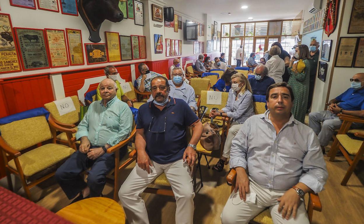 Indalecio Sobrino, Emilio de Cos y José María Garzón, en la sede de la Peña Félix Rodríguez. 