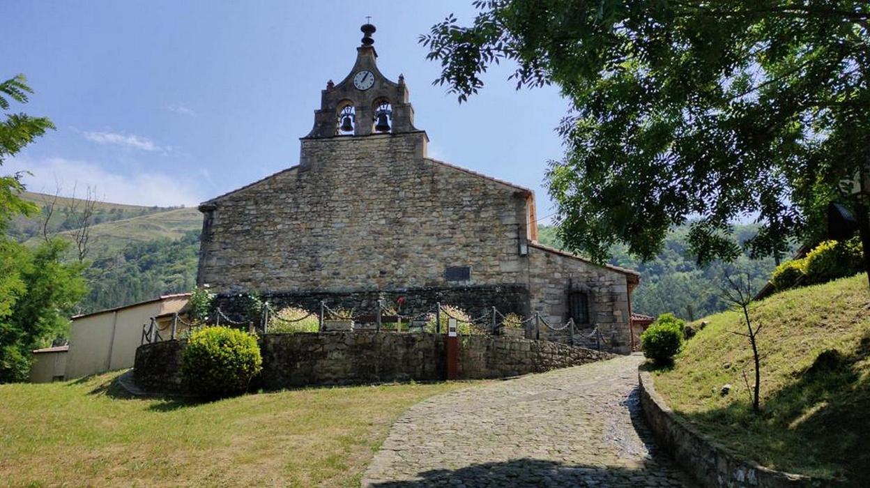 El reloj de la espadaña marca las horas, cuartos y medias en las que tocan las campanas en Cosío. 