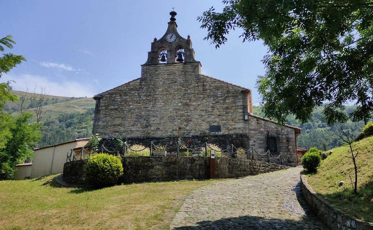 El reloj de la espadaña marca las horas, cuartos y medias en las que tocan las campanas en Cosío.