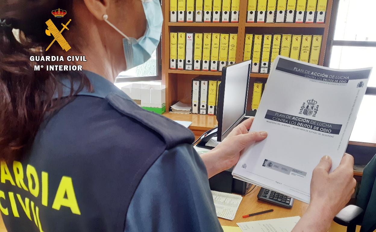 Investigadas por proferir insultos racistas en Castro a un argelino