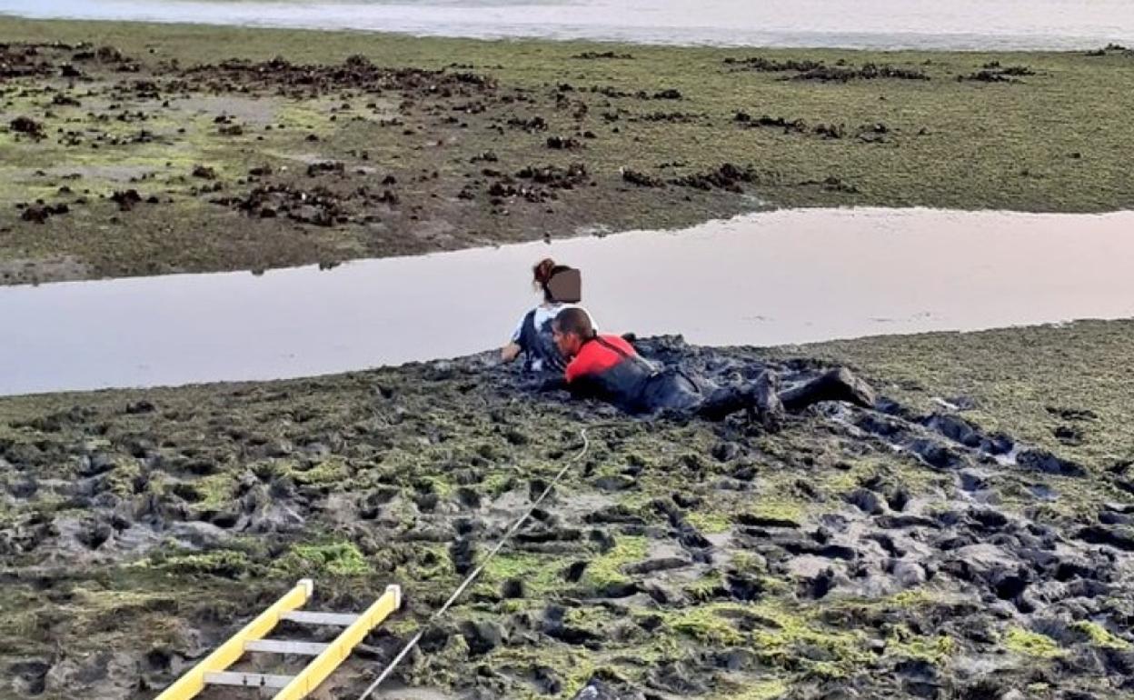 Momento del rescate de la joven logroñesa en la ría.