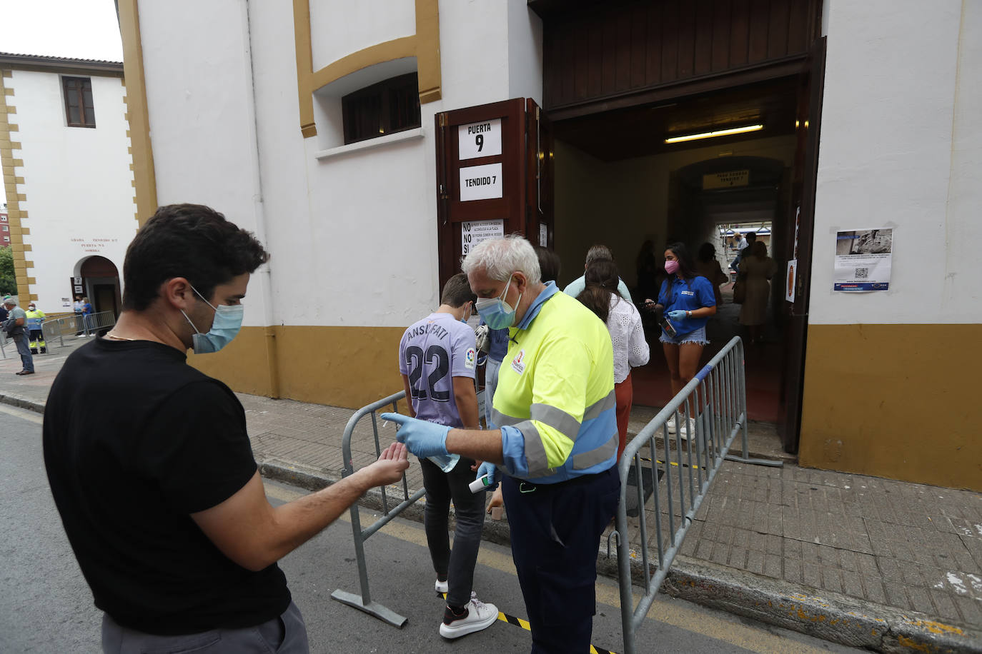 Fotos: Un rotundo Ventura corta dos orejas en la primera tarde de feria