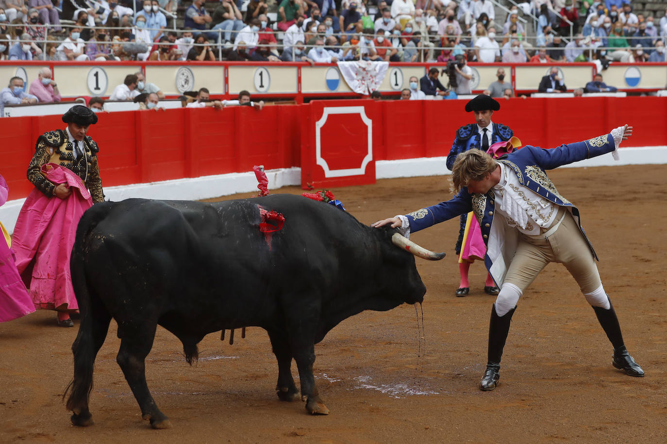 Fotos: Un rotundo Ventura corta dos orejas en la primera tarde de feria