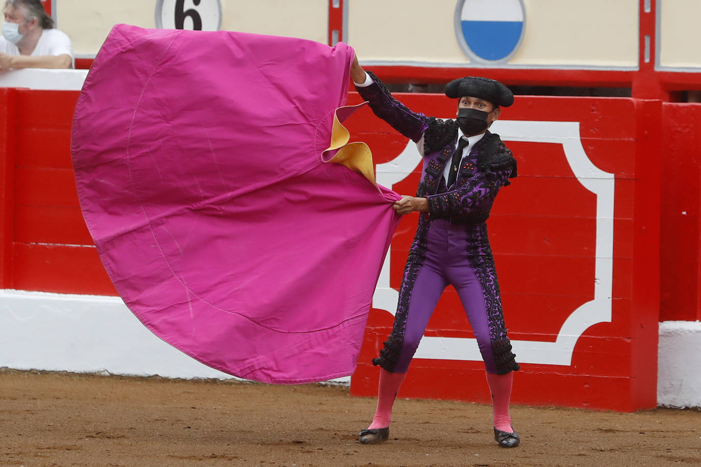 Fotos: Un rotundo Ventura corta dos orejas en la primera tarde de feria