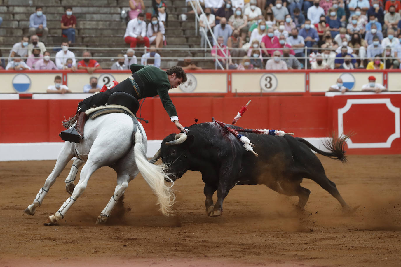 Fotos: Un rotundo Ventura corta dos orejas en la primera tarde de feria