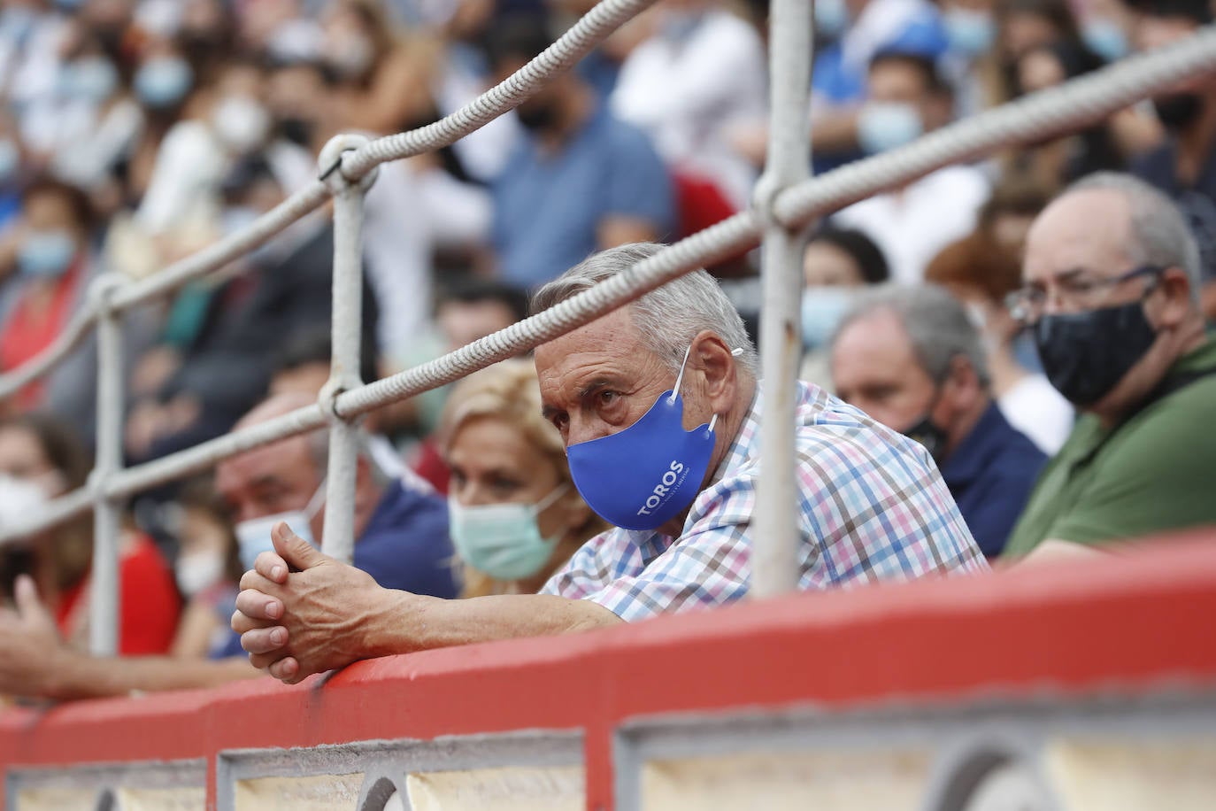 Fotos: Un rotundo Ventura corta dos orejas en la primera tarde de feria