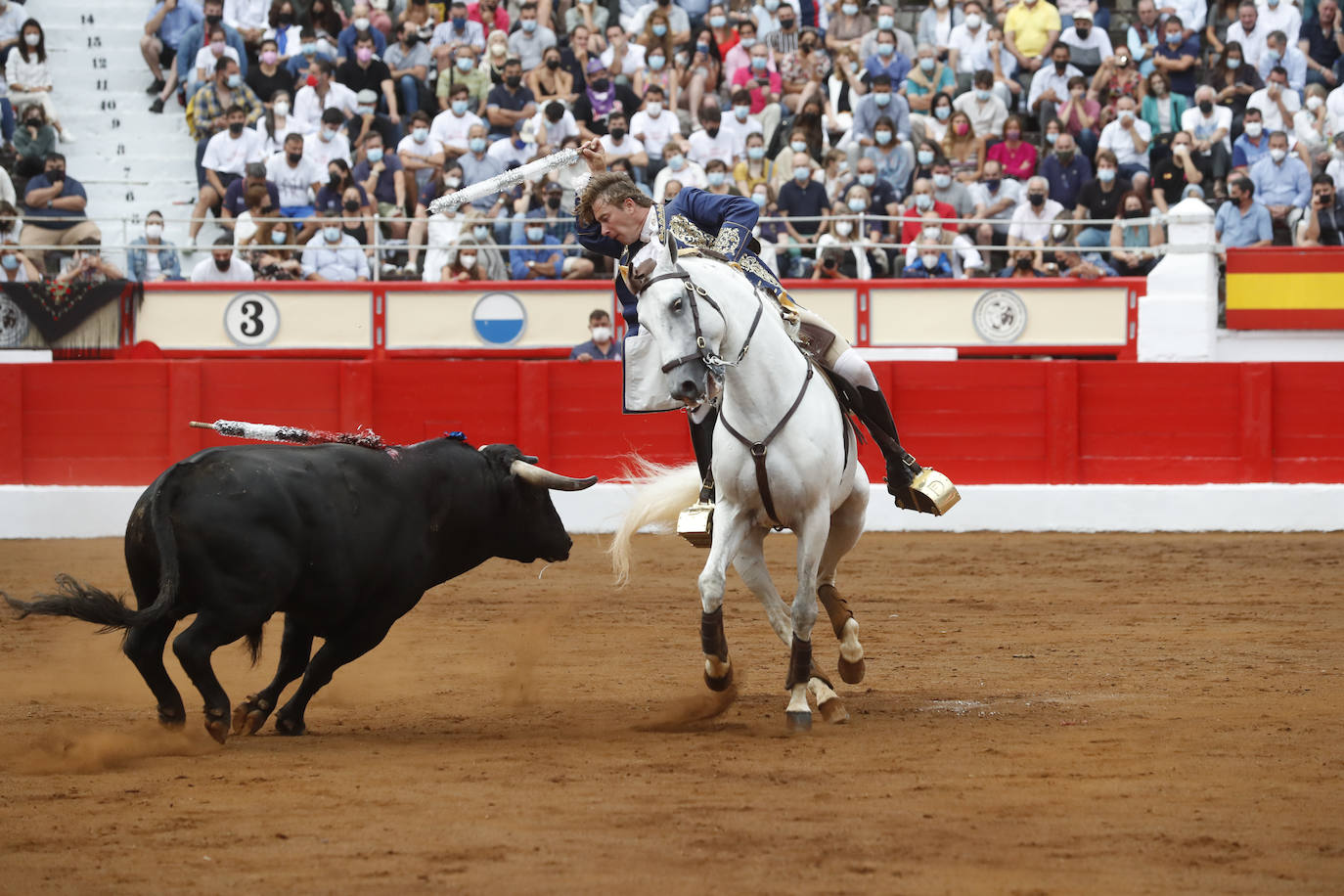 Fotos: Un rotundo Ventura corta dos orejas en la primera tarde de feria