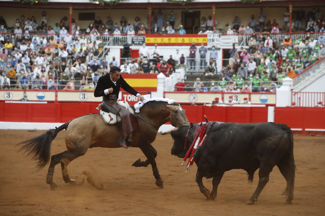 Fotos: Un rotundo Ventura corta dos orejas en la primera tarde de feria