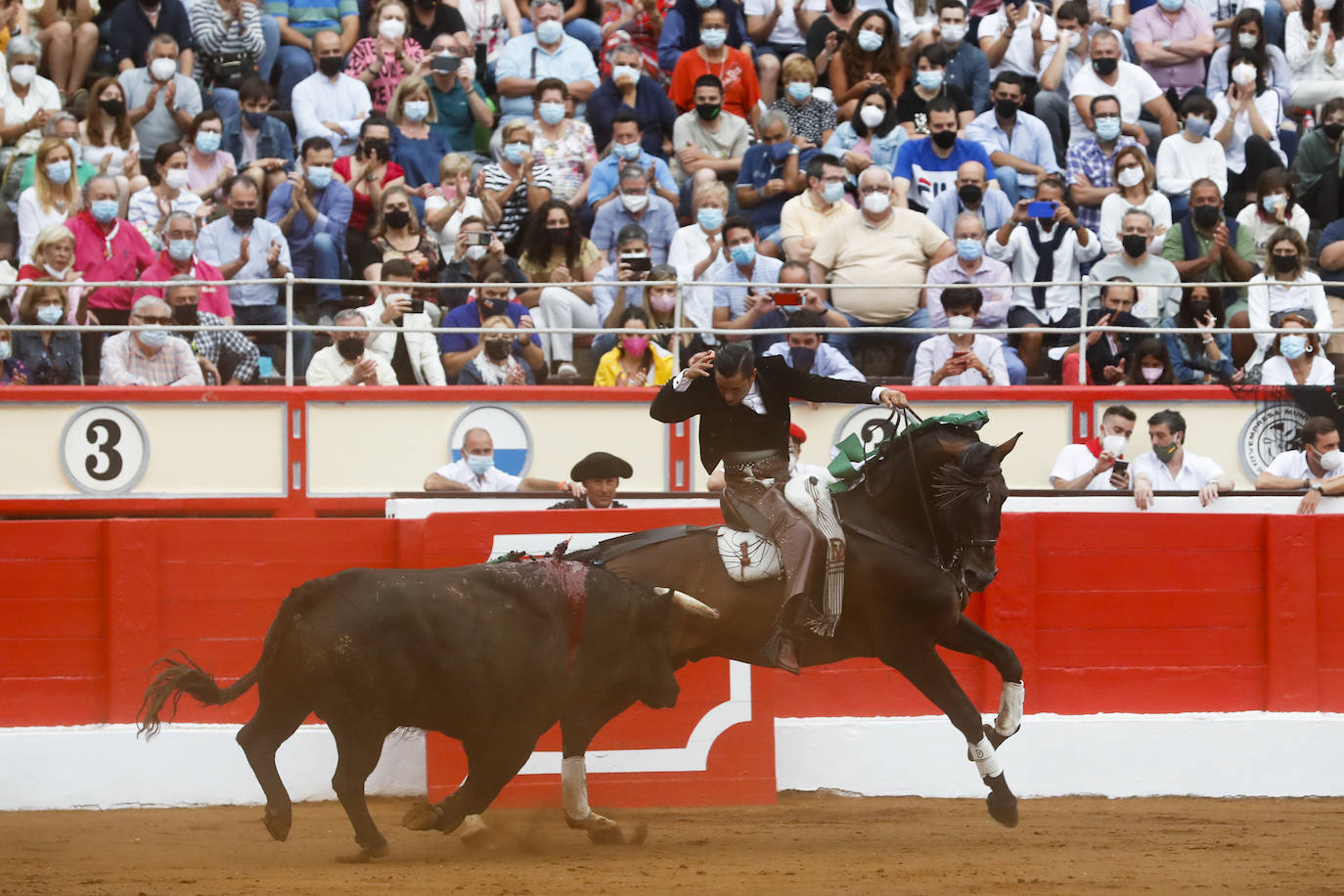 Fotos: Un rotundo Ventura corta dos orejas en la primera tarde de feria