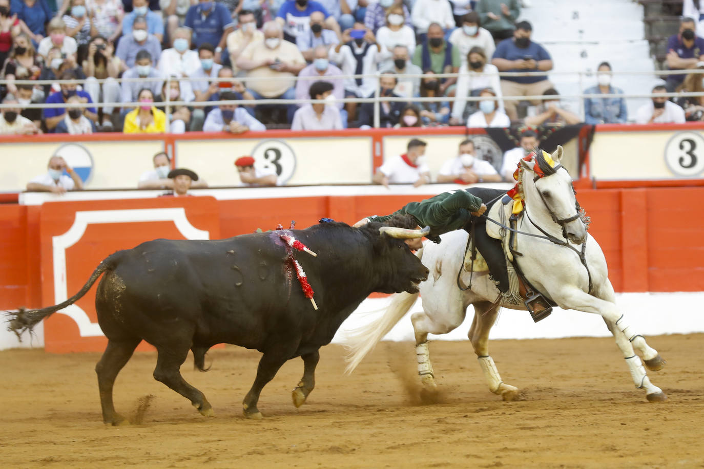 Fotos: Un rotundo Ventura corta dos orejas en la primera tarde de feria