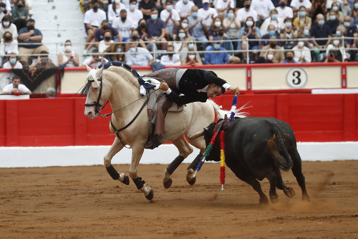 Fotos: Un rotundo Ventura corta dos orejas en la primera tarde de feria