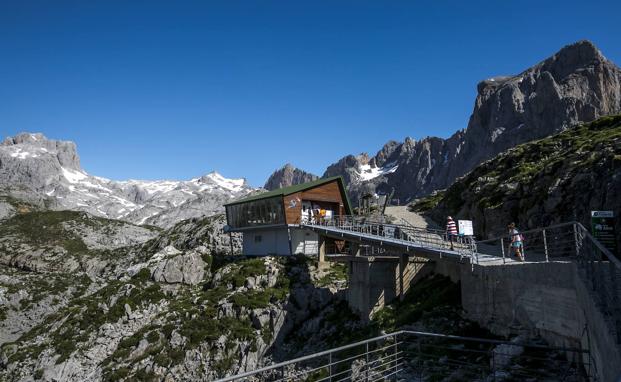 Al salir de la estación superior, el visitante descubre una impresionante panorámica de los Picos.