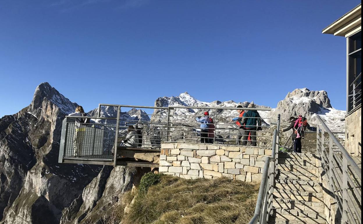 Mirador de la estación superior del teleférico de Fuente Dé.