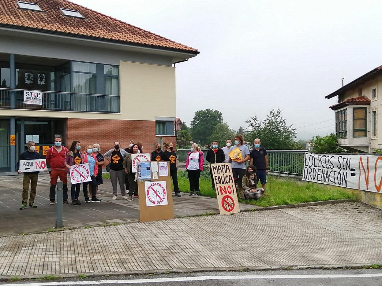 Los vecinos no quieren los proyectos eólicos y es la segunda vez que se personan frente al Ayuntamiento con pancartas o hacen caceroladas. dm