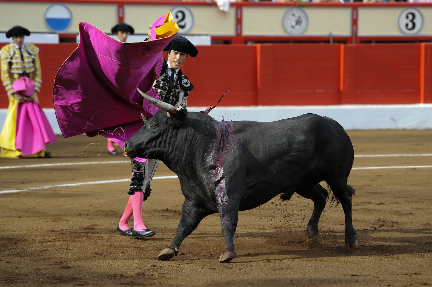 Fotos: Tres orejas y gran tarde de Emilio de Justo y Ginés Martín