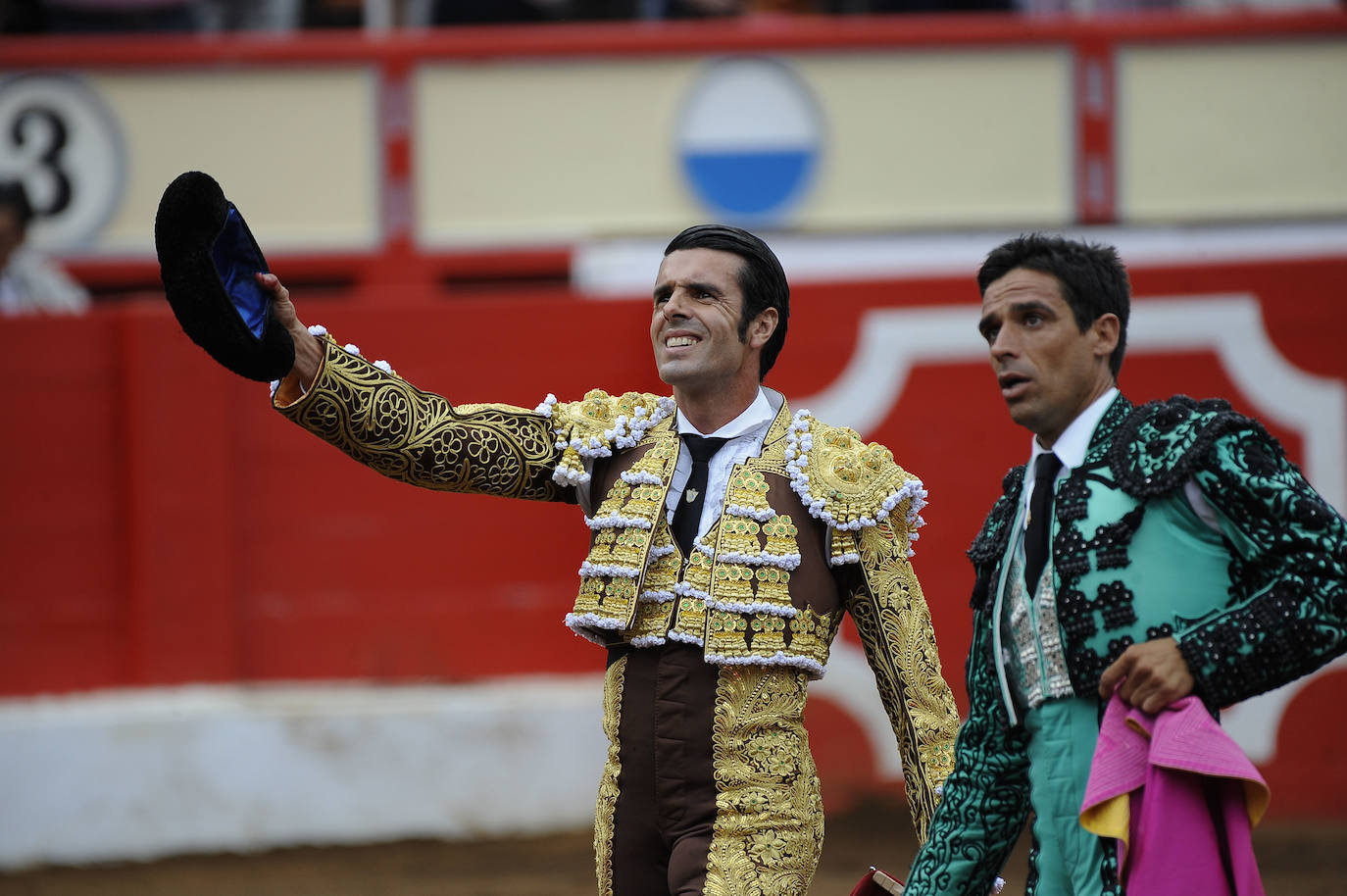 Fotos: Tres orejas y gran tarde de Emilio de Justo y Ginés Martín