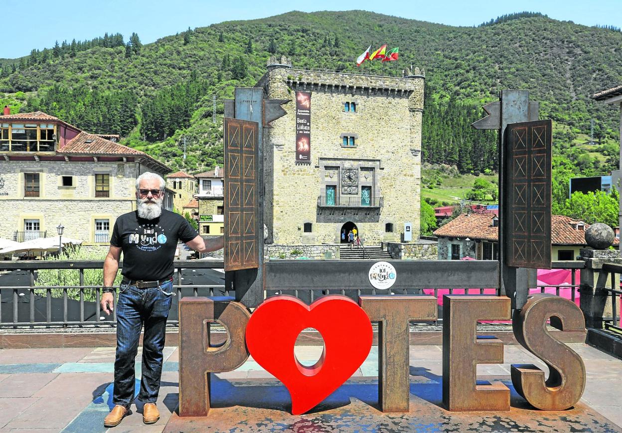 Wences Rodríguez, posando junto a la ventana situada en Potes, frente a la Torre del Infantado. pedro álvarez