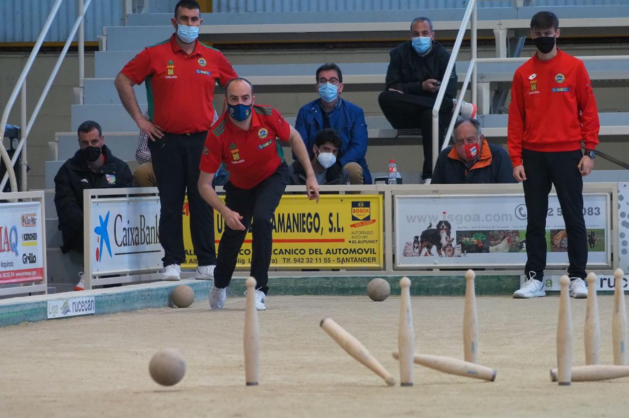 Víctor de la Torre, al birle en un partido de Torrelavega Siec. 