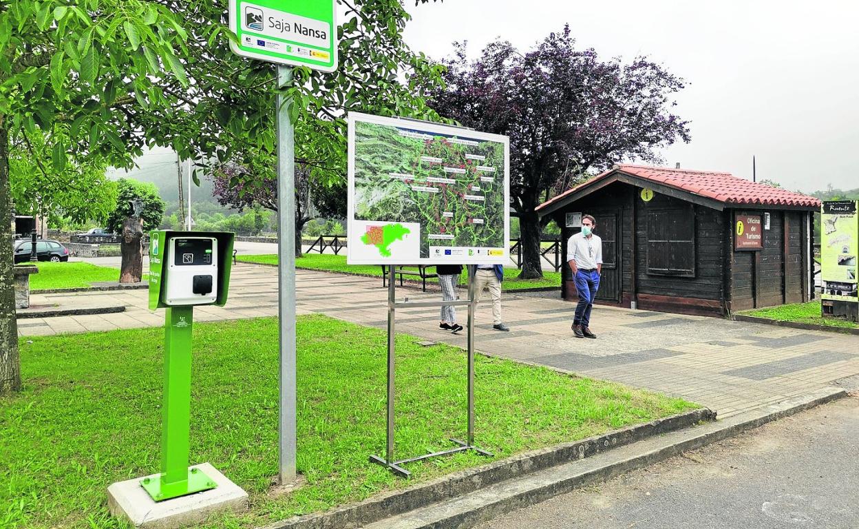 El punto de carga de coches eléctricos está situado en Ruente, frente al edificio consistorial. 