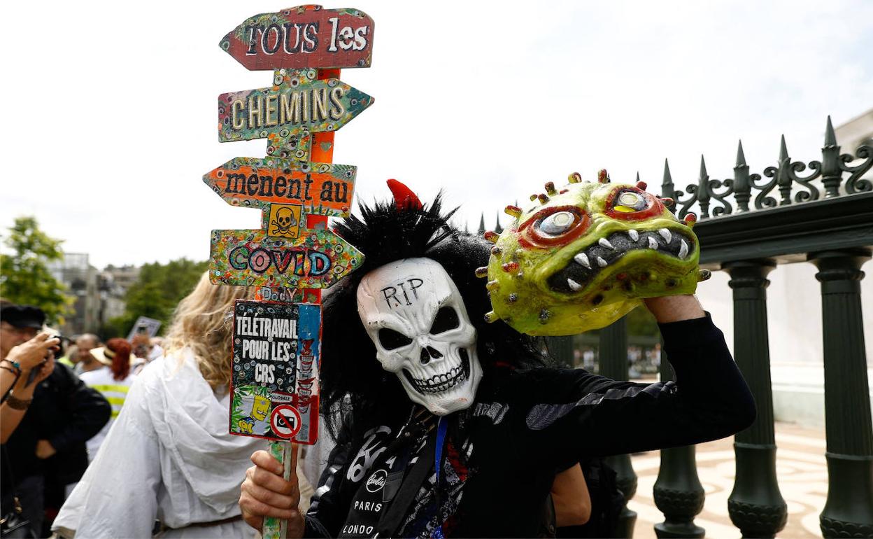 Un manifestante protesta contra las nuevas medidas adoptadas por el Gobierno galo en la Plaza de la Bastilla de París.