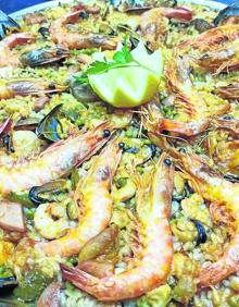Imagen secundaria 2 - Arriba, chipirones encebollados. Abajo, las rabas de calamar fresca son especialidad. A la derecha, paella de marisco. 