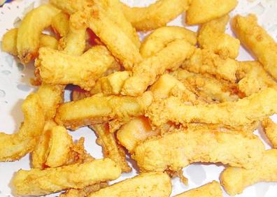 Imagen secundaria 1 - Arriba, chipirones encebollados. Abajo, las rabas de calamar fresca son especialidad. A la derecha, paella de marisco. 