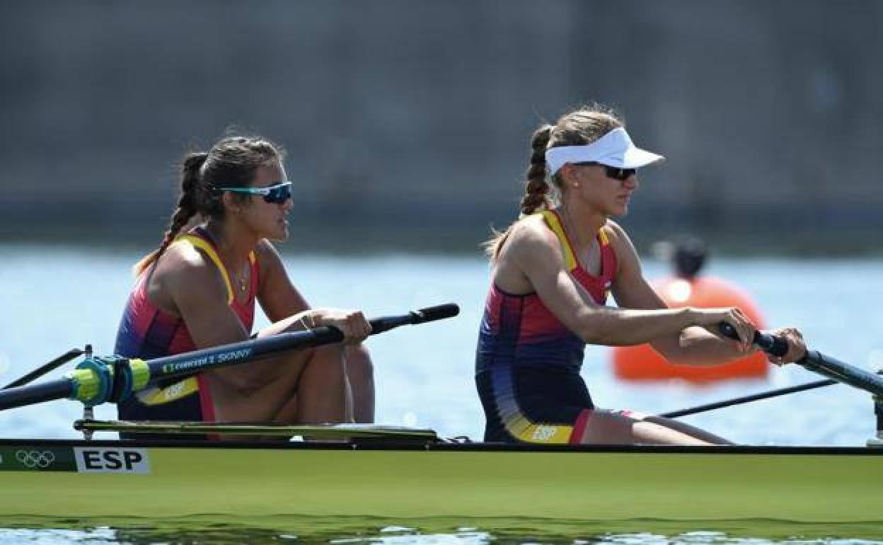 Virginia Díaz, con visera blanca, ayer junto a Aina Cid al final de la regata