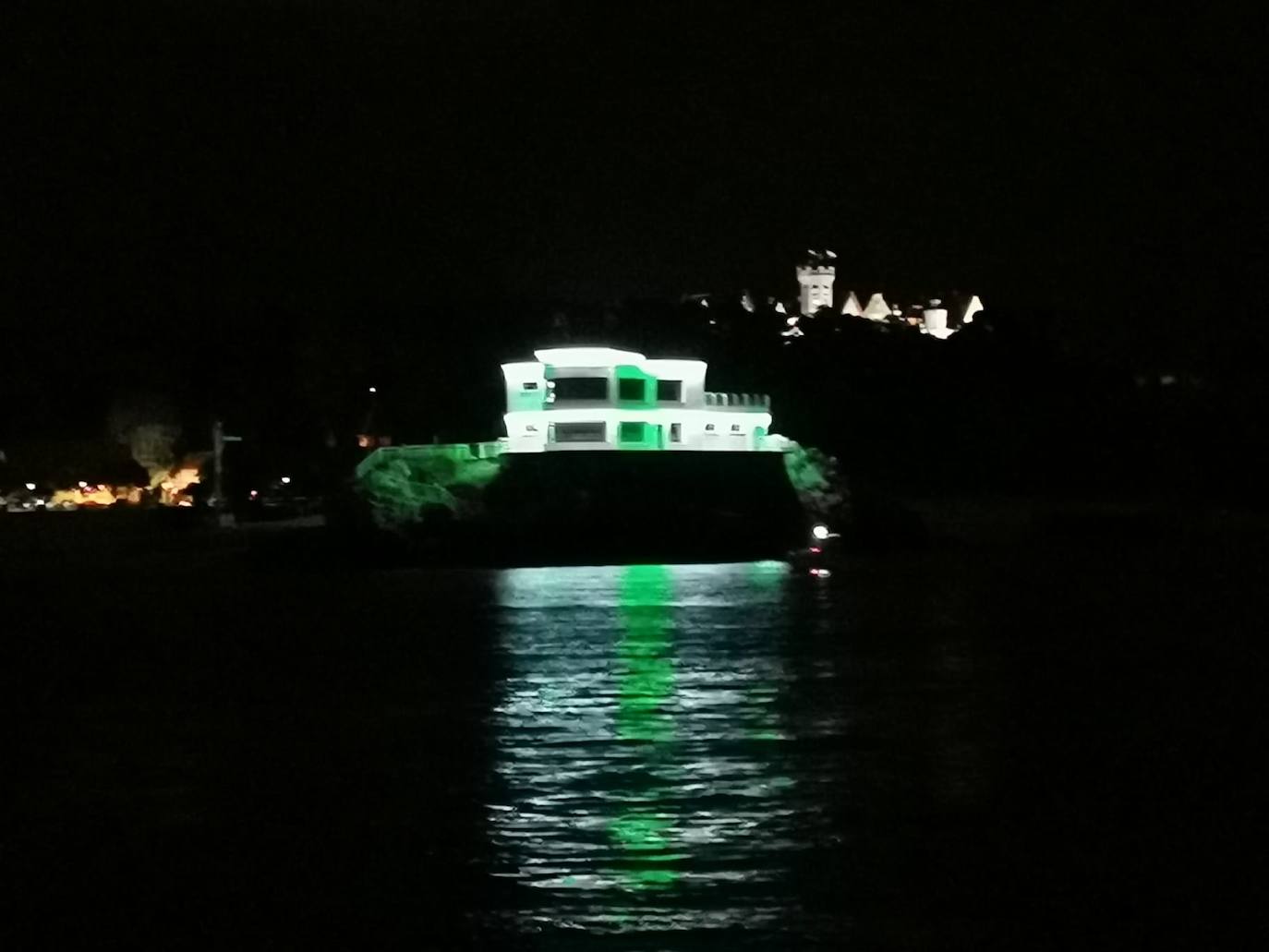 La Autoridad Portuaria ha proyectado luces de colores sobre la fachada del edificio