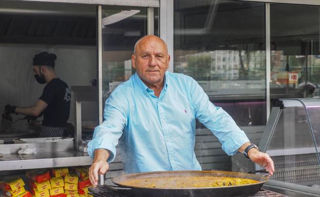 Pin Peñucas posa con una paella en su restaurante. 