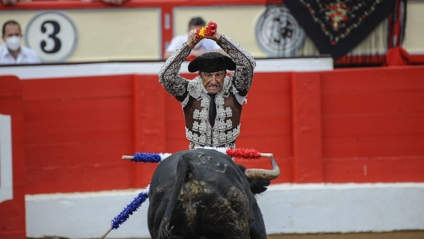 Miguel Ángel Perera cortó tres orejas y Ureña y Roca Rey pasearon un trofeo cada uno en una exigente corrida con el hierro de La Quinta.