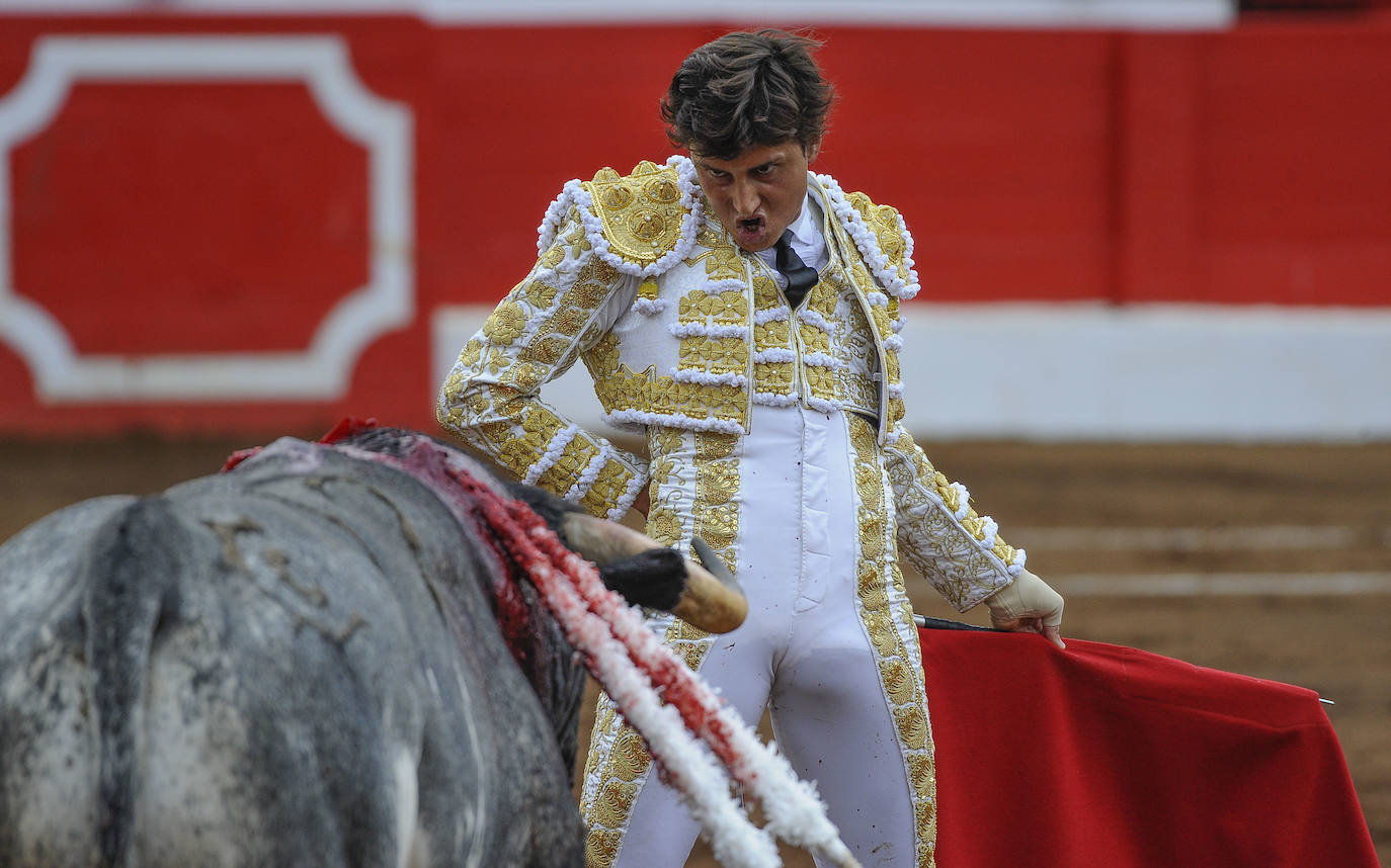 Miguel Ángel Perera cortó tres orejas y Ureña y Roca Rey pasearon un trofeo cada uno en una exigente corrida con el hierro de La Quinta.