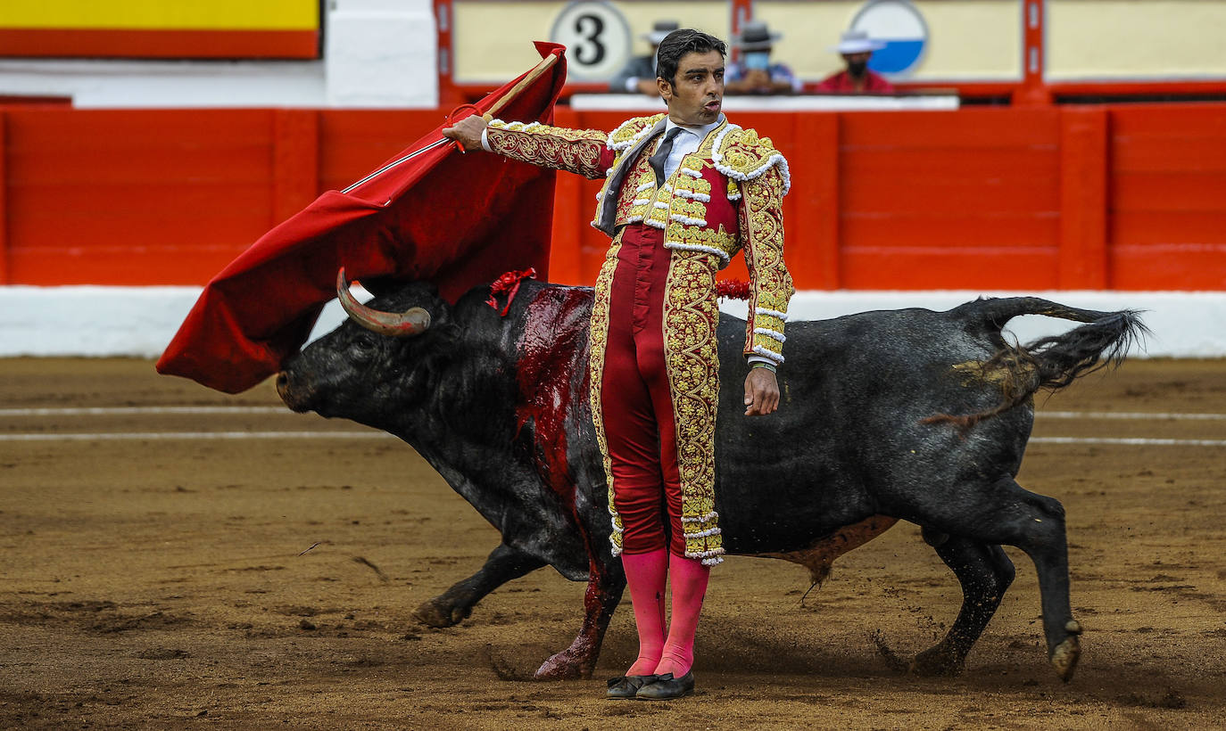 Miguel Ángel Perera cortó tres orejas y Ureña y Roca Rey pasearon un trofeo cada uno en una exigente corrida con el hierro de La Quinta.