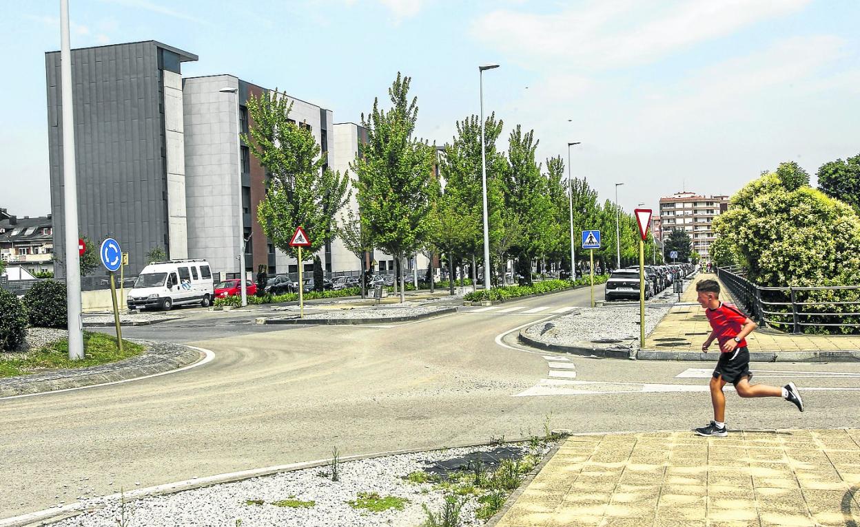 Vista del edificio de la residencia de la Fundación Asilo, donde comienzan los terrenos del Plan El Valle