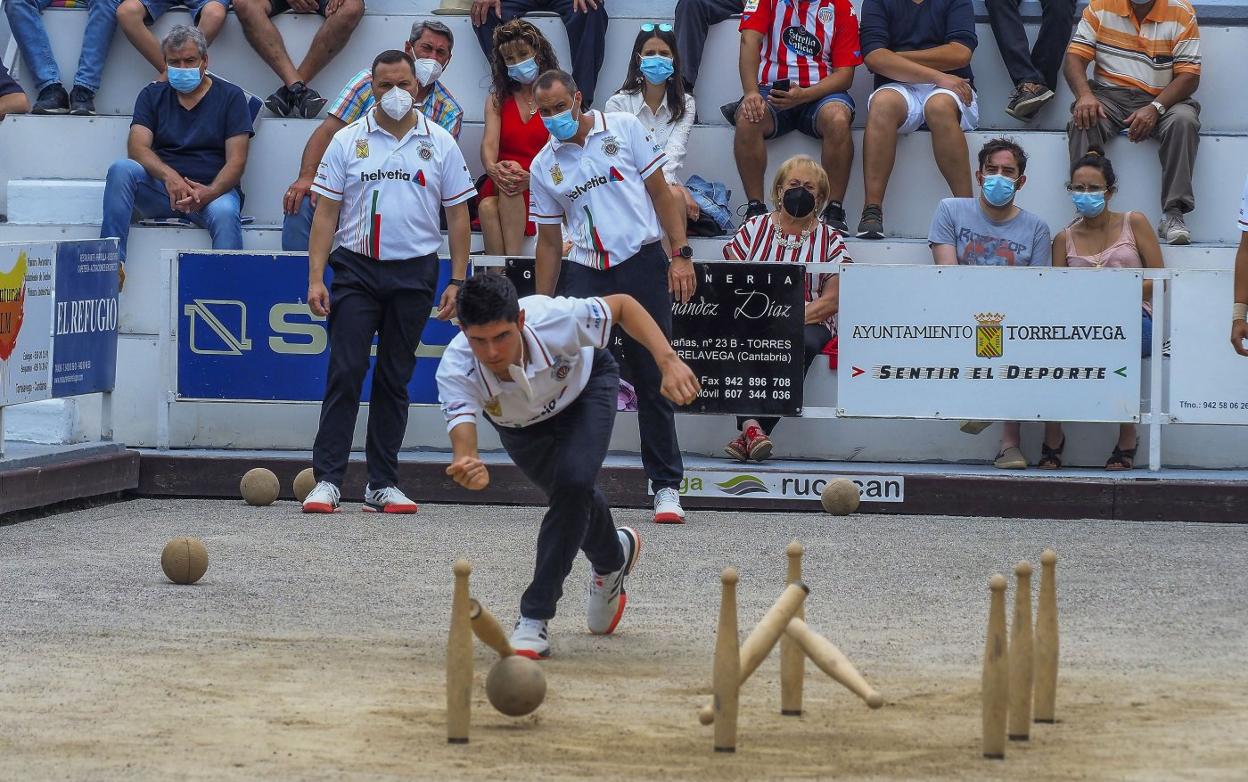 Jairo Arozamena, al birle con Alfonso Díaz y David Penagos al fondo. 